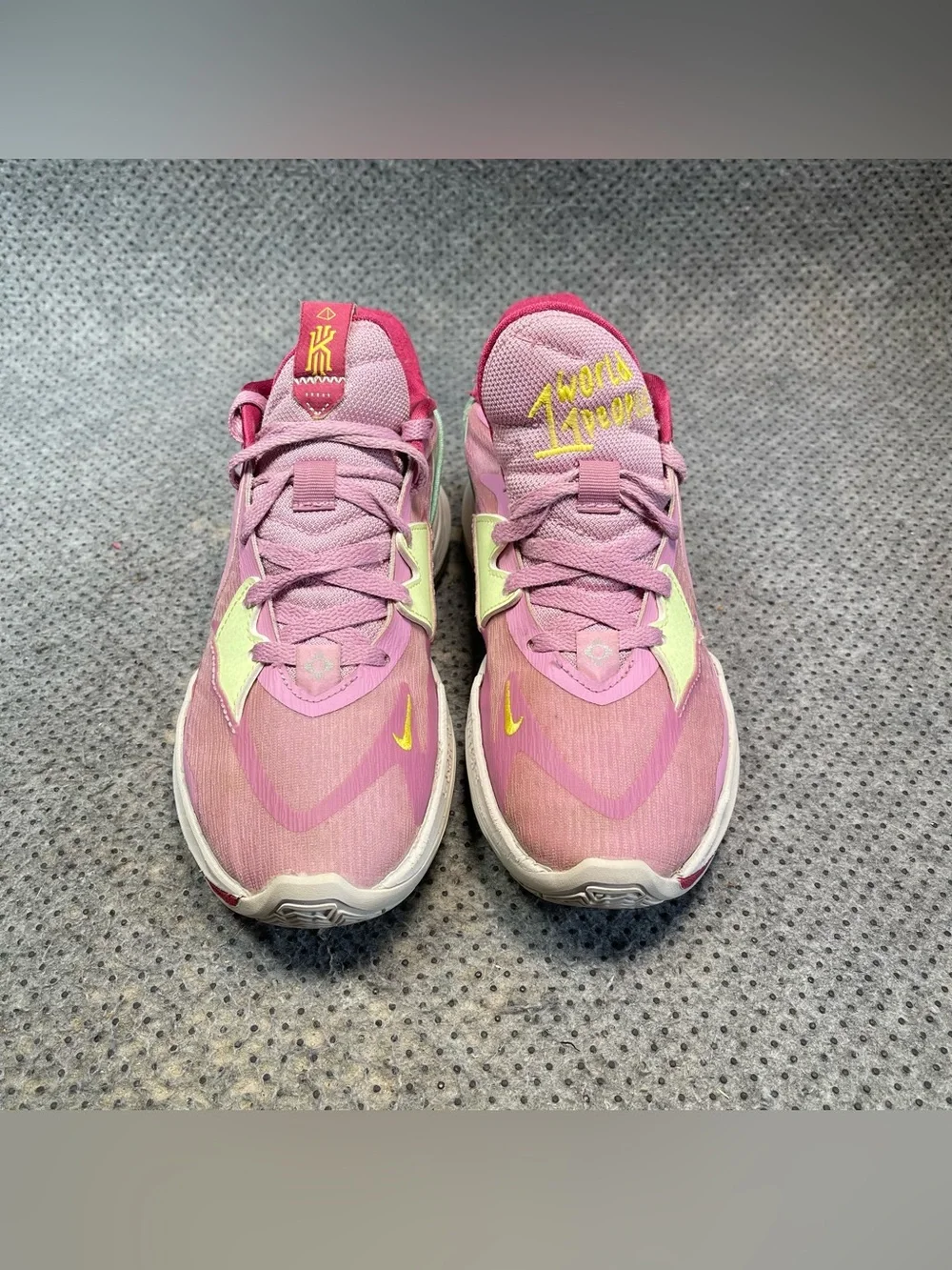 Nike Kyrie Low 5 Pink Basketball Shoes Size 9 Women’s